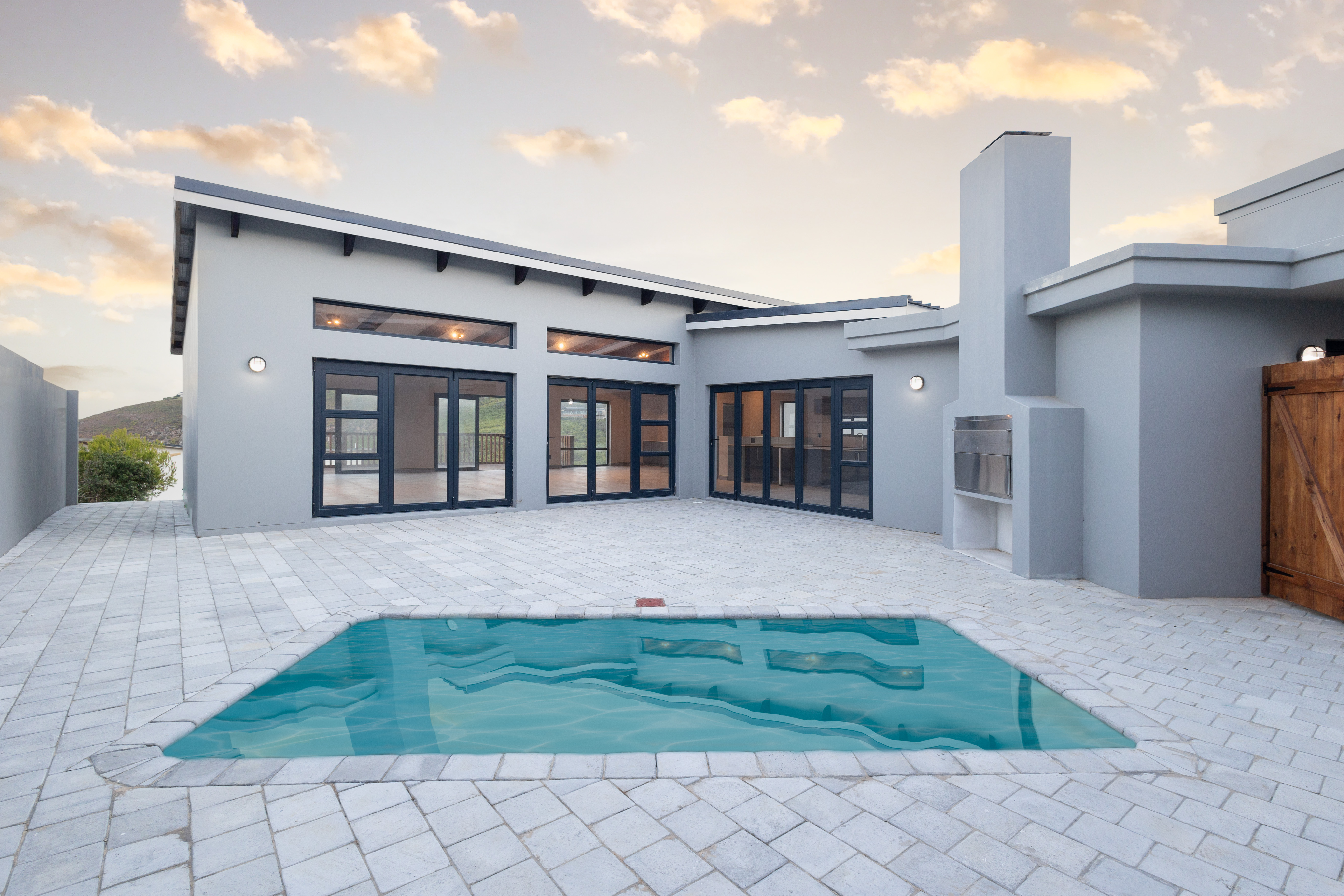 4 Bedroom Property for Sale in Whale Rock Western Cape